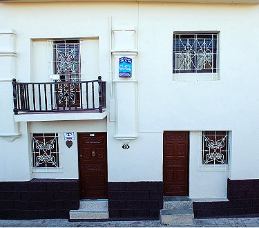 Hostal Napoles - La casa vista desde el exterior