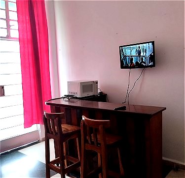 Sala de estar con television y microondas