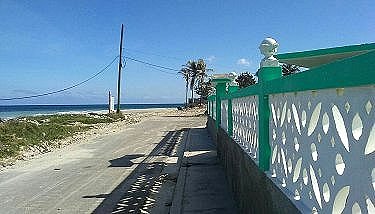 A la izquierda el mar y a la derecha la casa