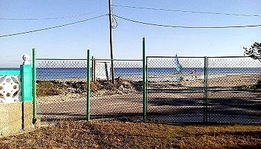 Playa tras el muro de la casa