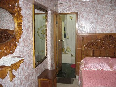 Detalle de la habitacion con el ba&ntilde;o al fondo