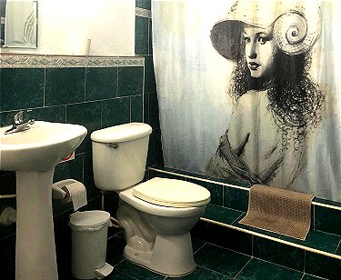 Ba&ntilde;o 1 del apartamento de Juliet de tres habitaciones