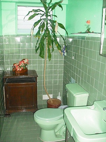 Uno de los ba&ntilde;os del apartamento