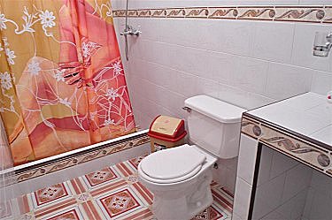 Detalle de uno de los ba&ntilde;os