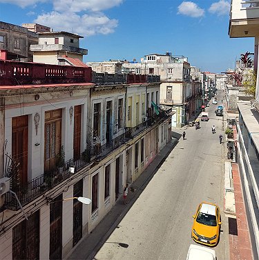 Vista de la calle desde el balcon de Esther-3