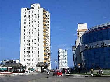 El edificio frente al centro comercial Galerias Paseo