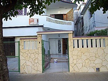 La casa vista desde el exterior