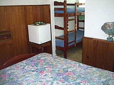 Habitacion con micro-nevera y literas