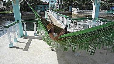 Puente techado sobre pilotes en el mar, un paraiso para pescar y descansar