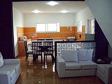 Salon comedor con la cocina al fondo
