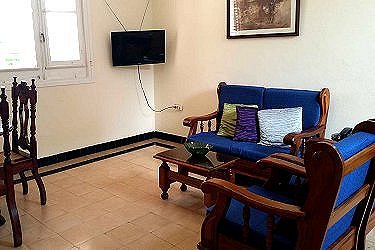 Sala de estar con televisor