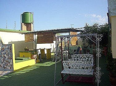 Detalle de la terraza, con columpios