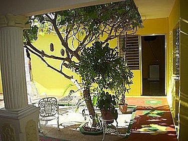 Terraza, al fondo uno de los apartamentos