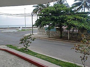 El mar (malecon) apenas a unos metros