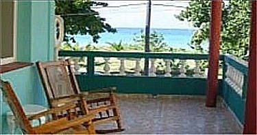 La playa, frente a la casa