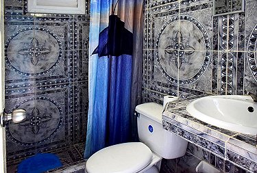 Ba&ntilde;o habitacion verde