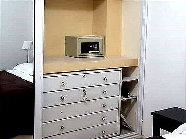 Caja de seguridad en la habitacion