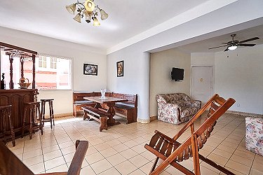 Comedor, cocina al fondo