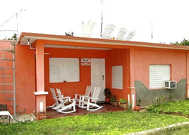 Exterior de la casa de Pavel y Yudy en Vi&ntilde;ales