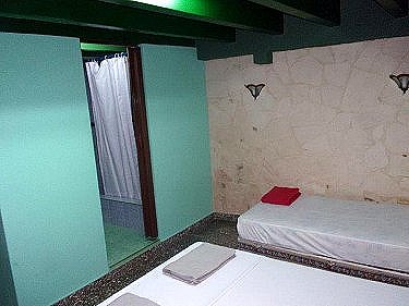 Habitacion 2 (vease al fondo el ba&ntilde;o)