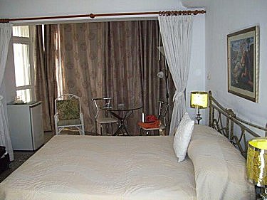 La habitacion, con salita al fondo