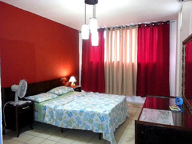 Habitacion del apartamento con la cama en otra posicion, el ba&ntilde;o queda a la derecha