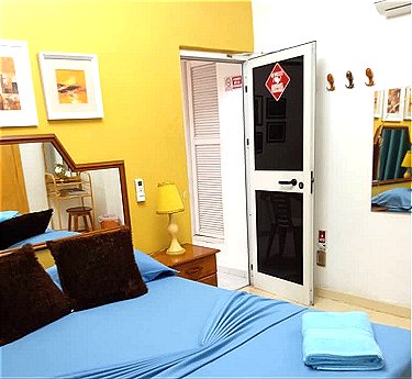 Detalle de la habitacion con otra ropa