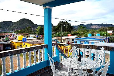 Terraza, con los mogotes al fondo