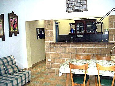 Zona sala de estar, cocina al fondo
