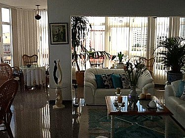 Salon de estar, terraza al fondo