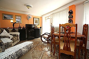 Salon de la casa (televisor al fondo)