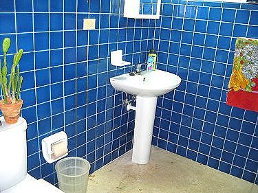 Uno de los ba&ntilde;os (con ba&ntilde;era)