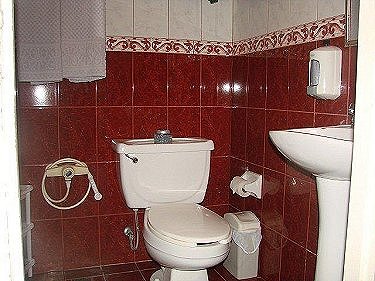 Ba&ntilde;o, inodoro y lavamanos