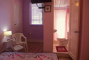 Ba&ntilde;o visto desde la habitacion 