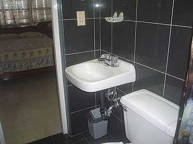 Ba&ntilde;o (al fondo esta la habitacion)