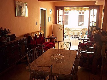 Salon comedor con balcon al fondo