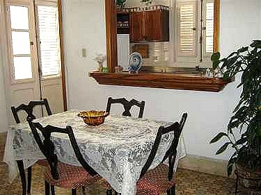 Comedor con la cocina al fondo
