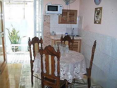 Comedor con el patio al fondo
