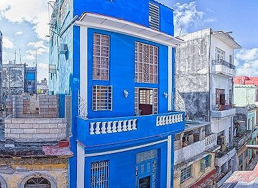 Fachada de Villa Azul desde el exterior.  Vease el balcon