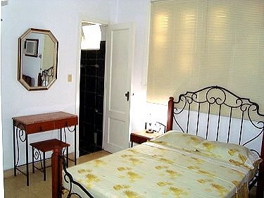 Habitacion con el ba&ntilde;o al fondo