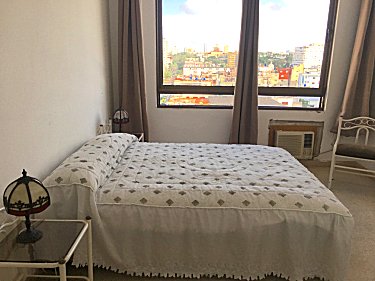 Otra habitacion con cortinas de damasco gordo dobles que no dejan pasar la luz