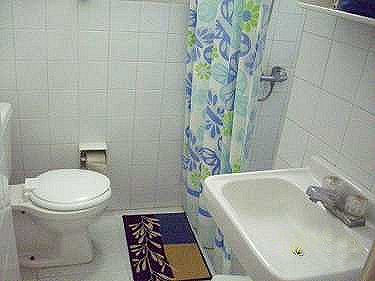 Uno de los tres ba&ntilde;os (todos similares)(Apartamento de tres habitaciones)