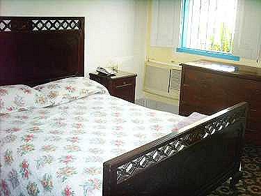 Dormitorio con aire acondicionado