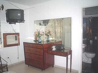 Otra vista de la habitacion con el ba&ntilde;o al lado