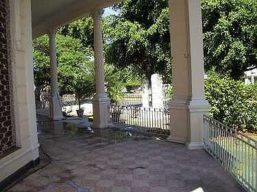 Jardines y porche de entrada