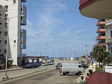 Vista calle (al fondo el Maine) El malecon a 100 metros 
