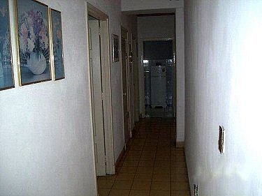 Pasillo (al fondo el frigorifico) 