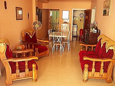 Sala comedor con cocina al fondo