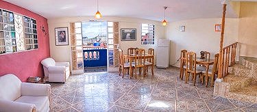 Sala de estar con el balcon al fondo 