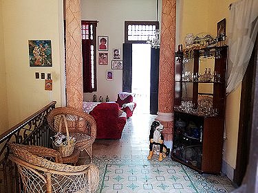 Salon con balcon al fondo